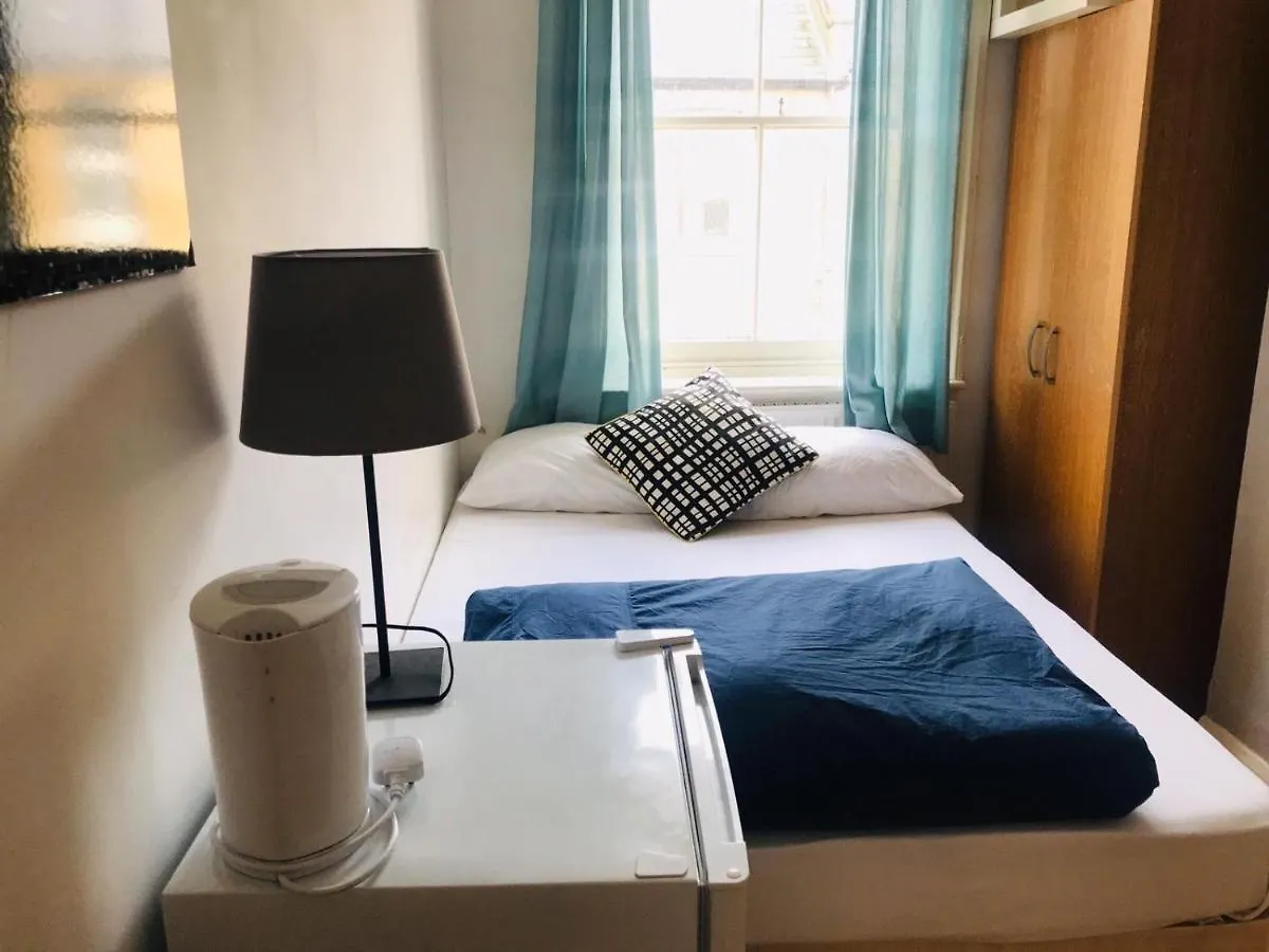 Guest house Rooms At 51 London