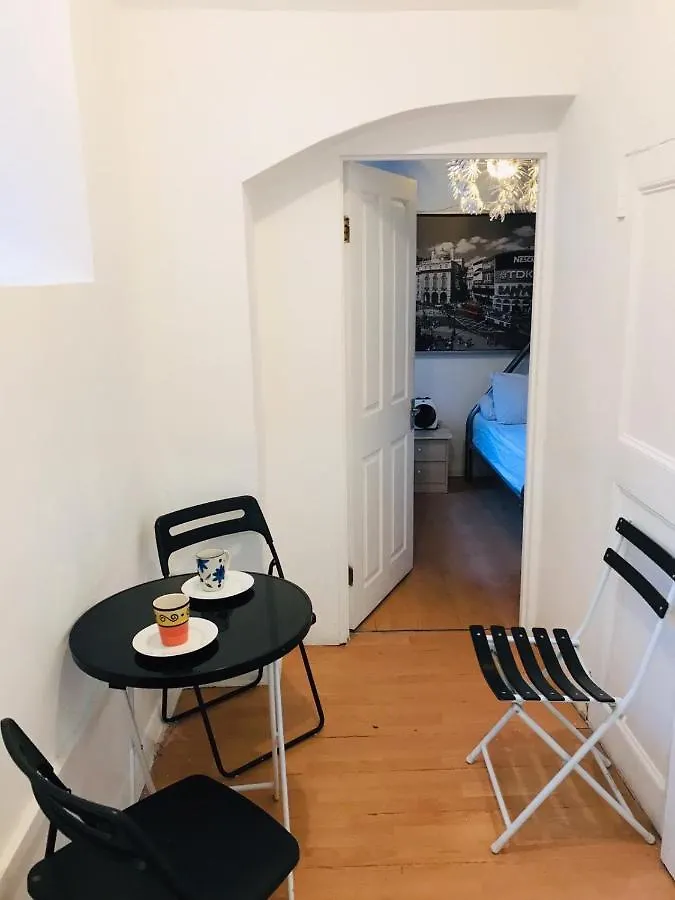 Rooms At 51 London